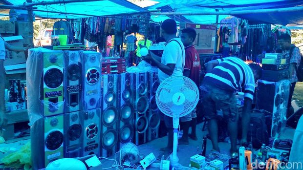 Lapak barang elektronik di Pasar Turiskain / 