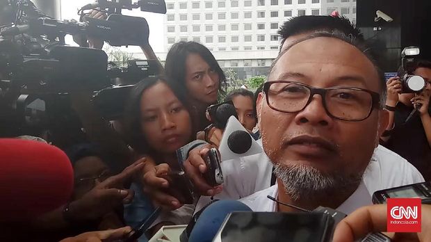 Ketua tim kuasa hukum Prabowo-Sandi, Bambang Widjojanto, akan membacakan seluruh permohonan pihaknnya di sidang perdana hari ini.