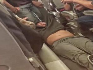 Heboh! Video Penumpang Diusir Keluar Pesawat United
