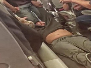 United Airlines: Tak Seorang pun Bisa Diperlakukan Seperti Ini
