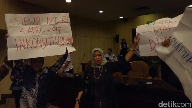 Anggota DPD angkat poster Tolak Pimpinan Ilegal /