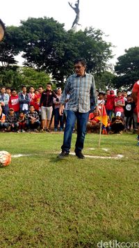 Djarot main bola bareng pemain Persija / 