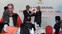 Saldi Isra berjabat tangan dengan Ketua Dewan Etik Abdul Mukthie Fadjar setelah resmi menjadi hakim MK 2017-2022.