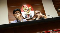 Pimpinan KPK menyatakan sikap mengutuk keras aksi teror yang dilakukan terhadap salah satu penyidik KPK Novel Baswedan dalam konferensi pers pernyataan sikap KPK di gedung KPK, Jalan Kuningan Persada, Jakarta Selatan, Selasa (11/4/207).