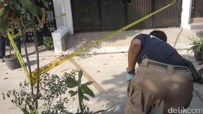 Olah TKP, Polisi Ambil Sampel Air Keras yang Disiram ke Novel