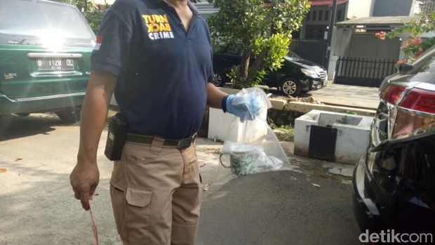 Cangkir hijau ditemukan di sekitar lokasi penyiraman air keras terhadap Novel