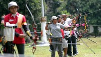 Sejumlah atlet panahan saat melakukan sesi latihan.