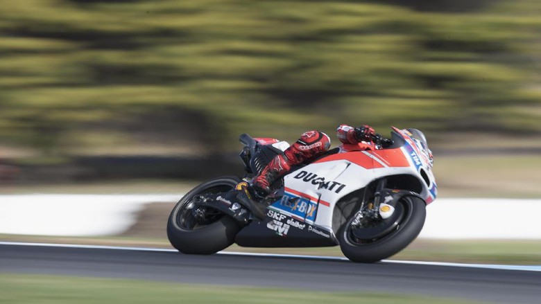 Lorenzo Sudah Tak Sabar Tunggangi Motor Ducati di Depan Penggemarnya Lorenzo Sudah Tak Sabar Tunggangi Motor Ducati di Depan Penggemarnya