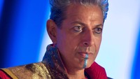 Jeff Goldblum berperan sebagai The Grandmaster, pemimpin arena dimana Thor harus bertarung melawan Hulk. (Dok. Walt Disney Studios Motion Pictures)
