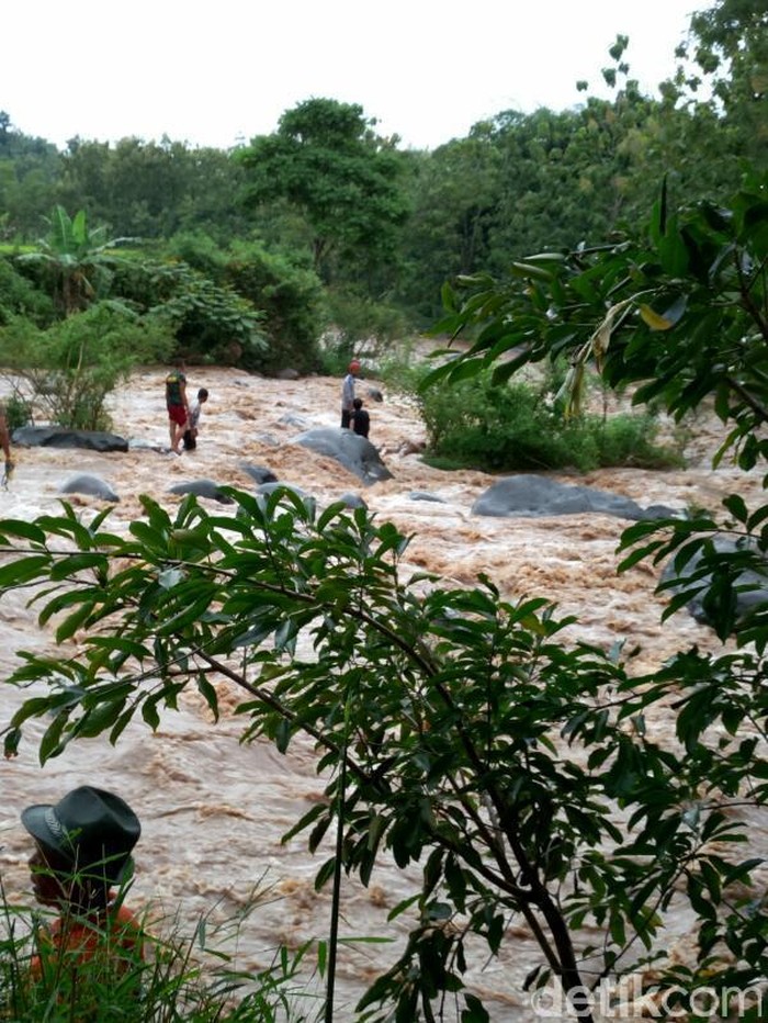 Tim SAR Lanjutkan Pencarian Tiga Siswa MTs Ali Mursyad yang Hanyut
