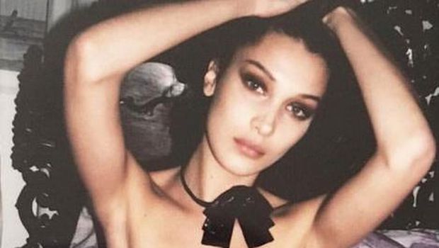 Lingerie Bella Hadid Melorot Saat Pemotretan Majalah 