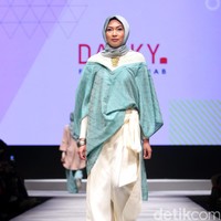 Koleksi DAUKY Fashion Hijab di Muslim Fashion Festival 2017. Jakarta Convention Center. Senayan. Jakarta. [Foto: Mohammad Abduh/Wolipop]