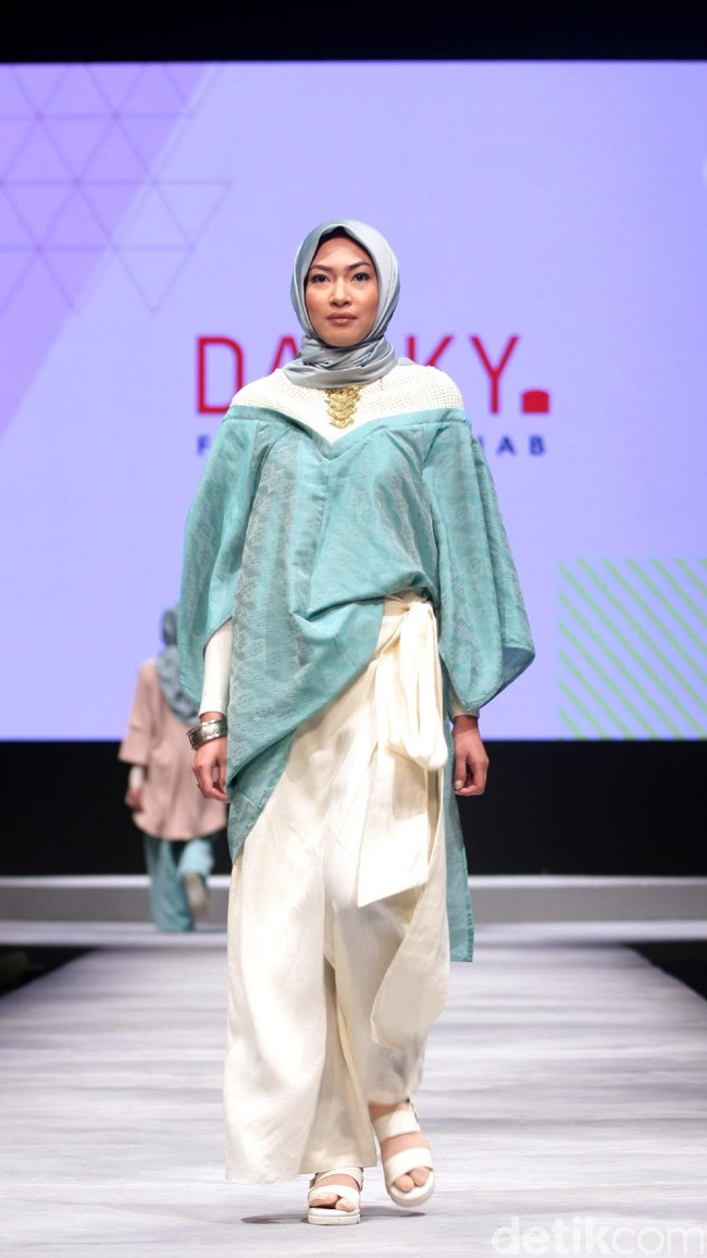Koleksi DAUKY Fashion Hijab di Muslim Fashion Festival 2017. Jakarta Convention Center. Senayan. Jakarta. [Foto: Mohammad Abduh/Wolipop]