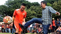 Ini momen saat Cawagub DKI Jakarta Djarot Saiful Hidayat asyik bermain bola bareng sejumlah pemain Persija Jakarta.