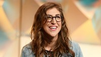 Ia berperan sebagai Dr. Amy, seorang neurobiologist dan di dunia nyatanya ia adalah seorang pemegang gelar PhD di Neuroscience. Matt Winkelmeyer/Getty Images/detikFoto.