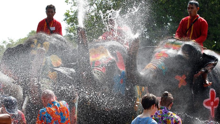 An elephant sprays tourists with water in celebration of the Songkran Water Festival in Ayutthaya province, north of Bangkok, Thailand April 11, 2017. REUTERS/Chaiwat Subprasom