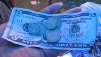 Transaksi di sini memakai dollar Amerika. Uang kertasnya adalah dollar Amerika, sedangkan uang koin sennya adalah uang Timor Leste yang disebut Centavos (Fitraya/detikTravel)