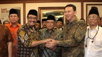 Ahok, Djarot, dan Said Aqil Siradj menyatukan tangan saat melakukan pertemuan di Kantor Pusat PBNU, Jakarta.
