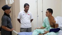 Usai makan, Rozikin pun mulai menceritakan kejadian yang membuatnya harus sampai terbaring di rumah sakit. Rozikin mengatakan sudah menjadi korban tabrak lari oleh pengemudi sepeda motor yang melawan arus di kawasan Pakansari, Bogor, Sabtu (9/4) malam lalu.