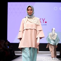 Koleksi DAUKY Fashion Hijab di Muslim Fashion Festival 2017. Jakarta Convention Center. Senayan. Jakarta. [Foto: Mohammad Abduh/Wolipop]