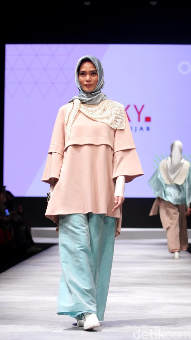 Koleksi DAUKY Fashion Hijab di Muslim Fashion Festival 2017. Jakarta Convention Center. Senayan. Jakarta. [Foto: Mohammad Abduh/Wolipop]