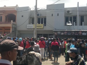 Massa Rusak Kantor Perusahaan Leasing di Garut