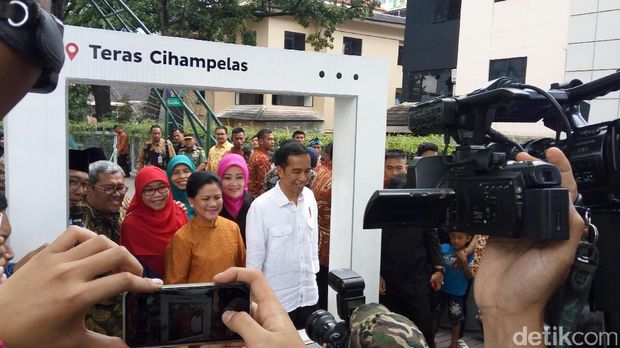 Senangnya Jokowi dan Iriana Jalan-jalan di Teras Cihampelas Bandung