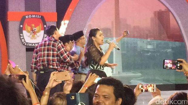 Ira Koesno Ajak Ahok-Djarot dan Anies-Sandi Selfie Usai Debat