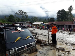 Potret Desa di Aceh Tenggara, Penuh Lumpur dan Kayu Banjir Bandang