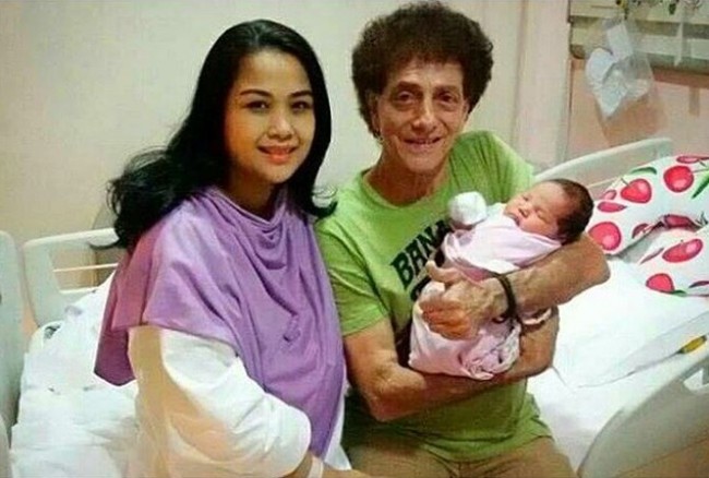 Penyanyi Ahmad Albar menikah lagi setelah menyandang status duda selama 15 tahun. Dia menikahi seorang wanita yang usianya terpaut 37 tahun lebih muda darinya. Kini ayah dari Fahcri Albar itu telah dikaruniai momongan lagi dari pernikahannya dengan sang istri, Dewi Sri Astuti. Foto: Dok. Instagram/godblessrocks