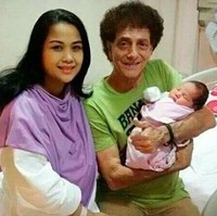 Penyanyi Ahmad Albar menikah lagi setelah menyandang status duda selama 15 tahun. Dia menikahi seorang wanita yang usianya terpaut 37 tahun lebih muda darinya. Kini ayah dari Fahcri Albar itu telah dikaruniai momongan lagi dari pernikahannya dengan sang istri, Dewi Sri Astuti. Foto: Dok. Instagram/godblessrocks