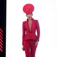 Yogie mengangkat tema Scarlet dengan nuansa merah menyala di Fashion Nation 2017. Atrium Senayan City. Jakarta. [Foto: Mohammad Abduh/Wolipop]