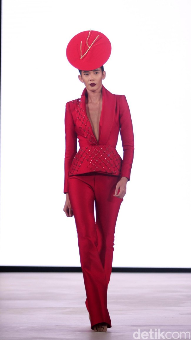 Yogie mengangkat tema Scarlet dengan nuansa merah menyala di Fashion Nation 2017. Atrium Senayan City. Jakarta. [Foto: Mohammad Abduh/Wolipop]