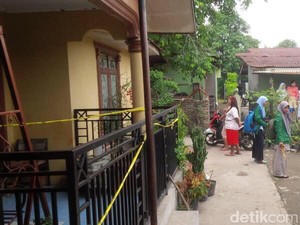 Rumah Korban Masih Digaris Polisi, Warga Penasaran Datang Bergantian