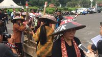 Pukul Lesung di Depan Istana, Petani Kendeng Harap Hasil KLHS Jujur