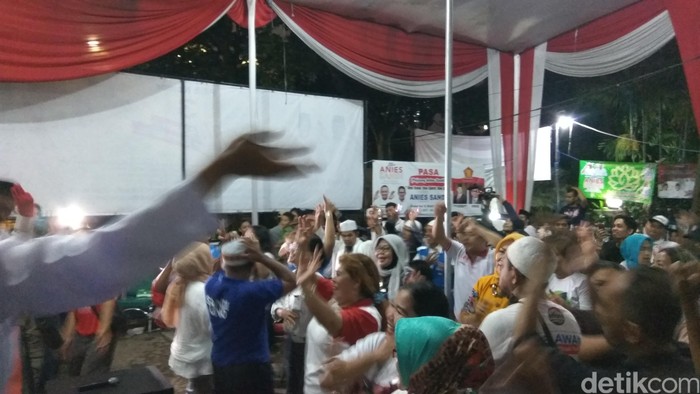 Nobar di Posko Pemenangan Anies-Sandi Meriah Saat Jeda Debat