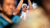 Rachel Maryam menyaksikan jalanya debat cagub DKI.