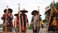 Beberapa petani asal Kendeng, Rembang, Jawa Tengah melakukan aksi unjuk rasa di seberang Istana Merdeka, Jakarta. Mereka berharap hasil Kajian Lingkungan Hidup Strategis (KLHS) terkait rencana pembangunan pabrik semen di Rembang, tidak direkayasa.