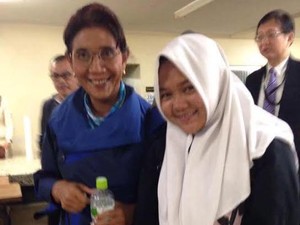 Gadis Ini Menangis Bertemu Menteri Susi di Jepang
