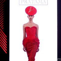 Yogie mengangkat tema Scarlet dengan nuansa merah menyala di Fashion Nation 2017. Atrium Senayan City. Jakarta. [Foto: Mohammad Abduh/Wolipop]