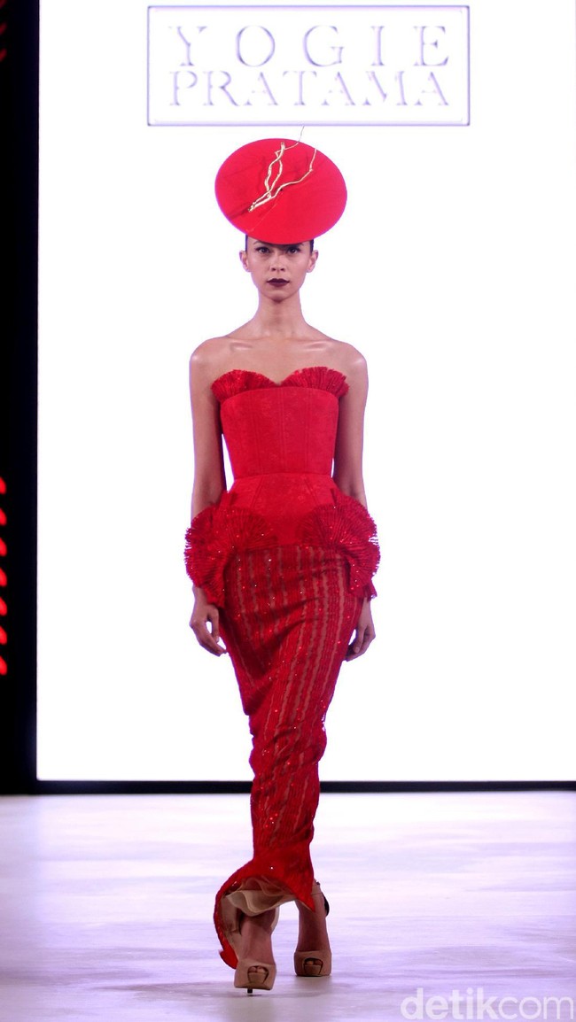 Yogie mengangkat tema Scarlet dengan nuansa merah menyala di Fashion Nation 2017. Atrium Senayan City. Jakarta. [Foto: Mohammad Abduh/Wolipop]