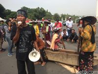 Pukul Lesung di Depan Istana, Petani Kendeng Harap Hasil KLHS Jujur