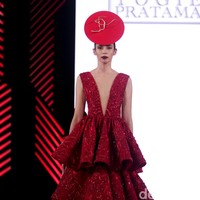 Yogie mengangkat tema Scarlet dengan nuansa merah menyala di Fashion Nation 2017. Atrium Senayan City. Jakarta. [Foto: Mohammad Abduh/Wolipop]