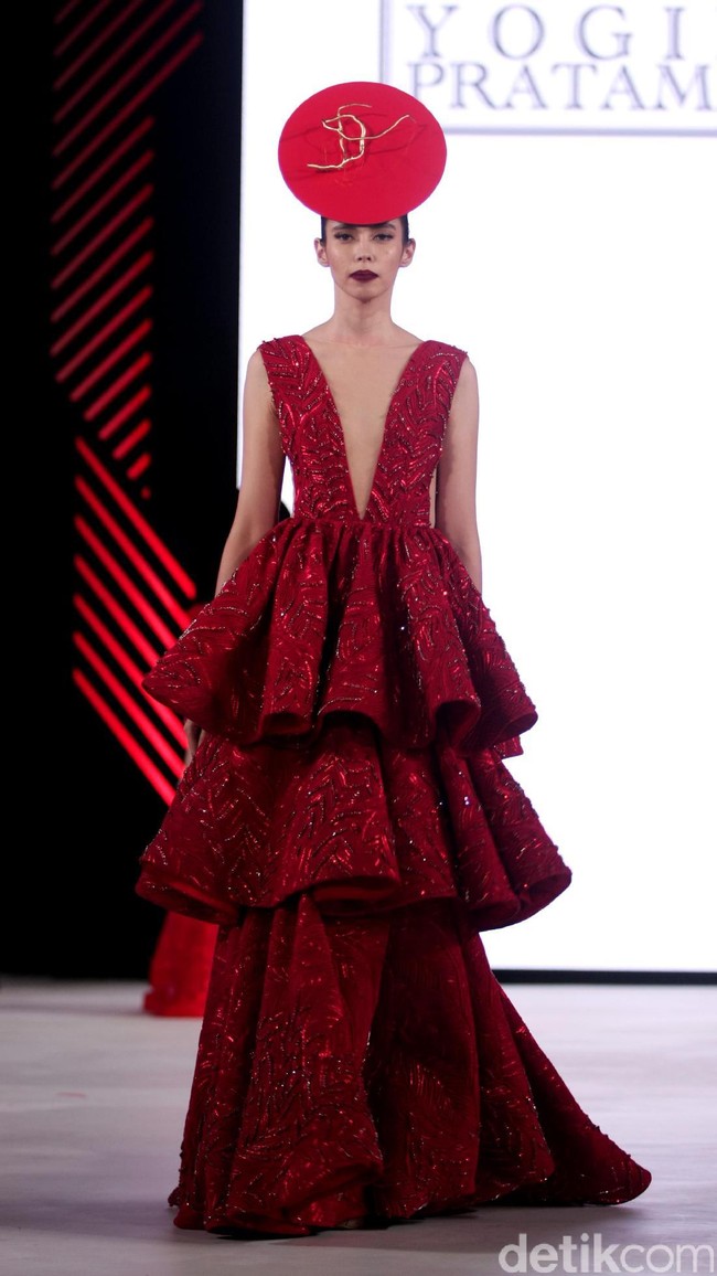 Yogie mengangkat tema Scarlet dengan nuansa merah menyala di Fashion Nation 2017. Atrium Senayan City. Jakarta. [Foto: Mohammad Abduh/Wolipop]