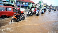 Hujan yang turun sangat lebat sejak kemarin sore membuat dibeberapa wilayah tergenang banjir.