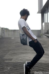 Mendengarkan 'Buku Cerita' Teddy Adhitya