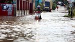 Aksi Nekat Pengendara Menerobos Banjir