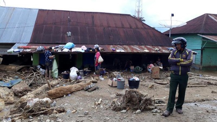 Usai Banjir Bandang Aceh, Warga Mulai Bersih-bersih Rumah
