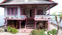 Hampir 90 persen warga Desa Derawa tinggal di rumah panggung. Rumah ini tak hanya berfungsi untuk tempat tinggal, tetapi juga lokasi pengelolaan hasil panen rumput laut. Mulai dari penjemuran, pemisahan hingga pengepakapan dalam karung sebelum dijual (Mukhlis/detikTravel)