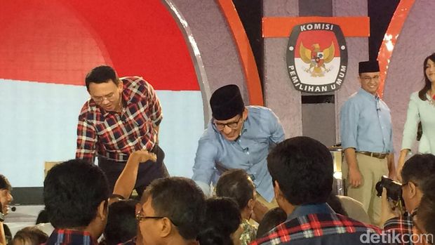 Ira Koesno Ajak Ahok-Djarot dan Anies-Sandi Selfie Usai Debat